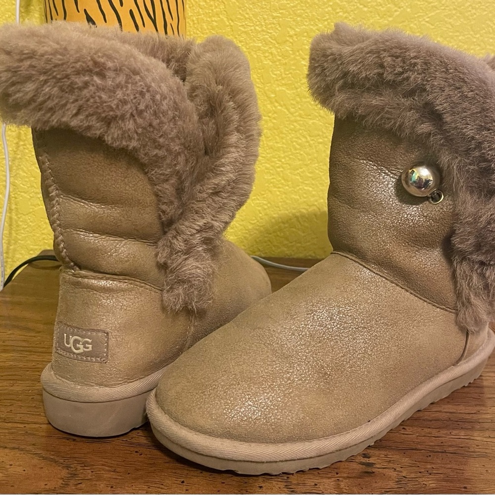 UGG Classic Fluff Pin Antique Pearl Leather Women's BOOTS Size US 7 1105610